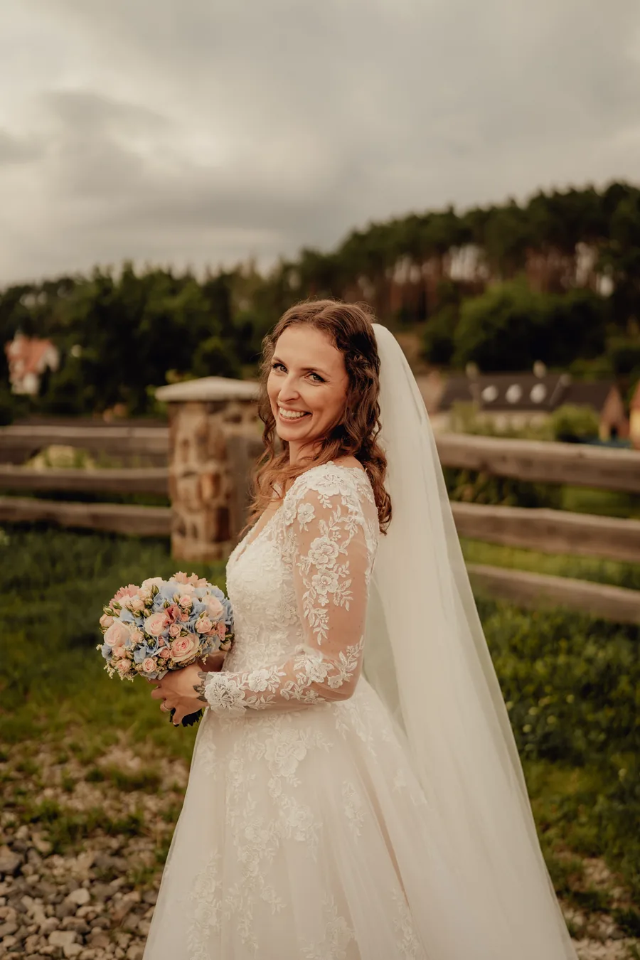 Nevěsta v šatech ze salonu Wedding Venue
