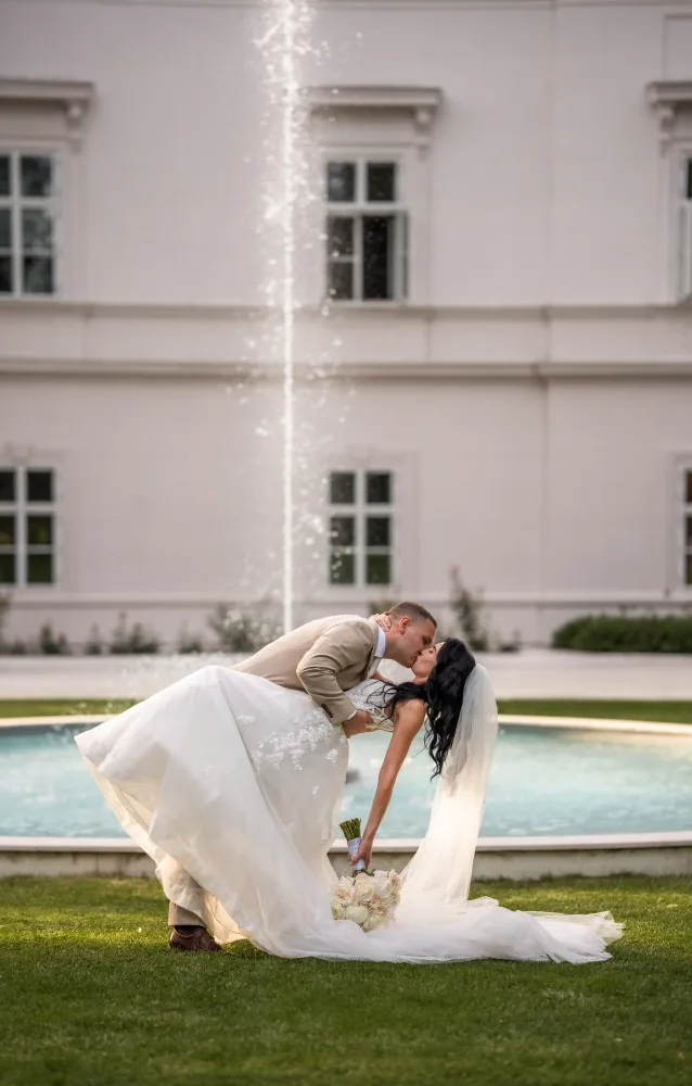 Nevěsta v šatech ze salonu Wedding Venue